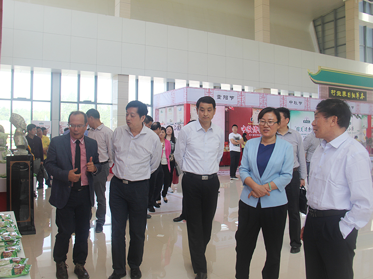 湖北省市领导亲临全国经理人大会现场加油打气